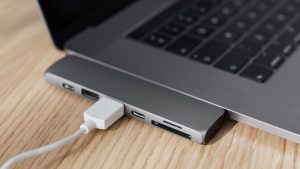 USB-C-hub sat i en MacBook Pro med et hvidt kabel tilsluttet